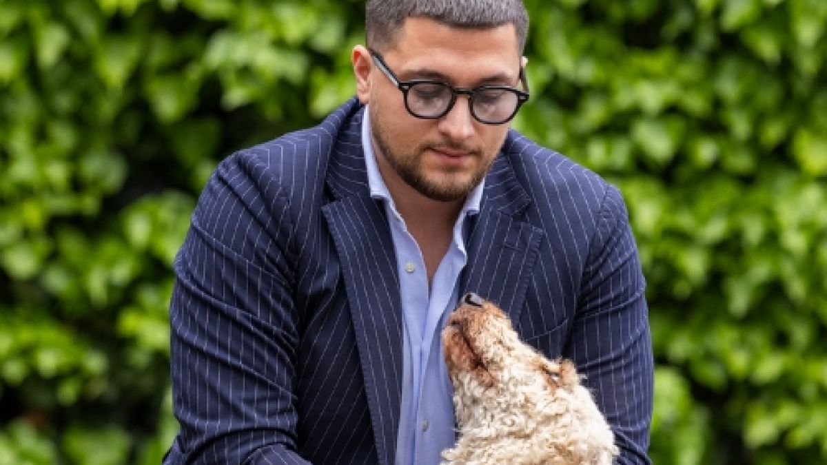 Antonio Vella, Gr&uuml;nder von Vetprotect24, mit Hund Milou.  (Foto)