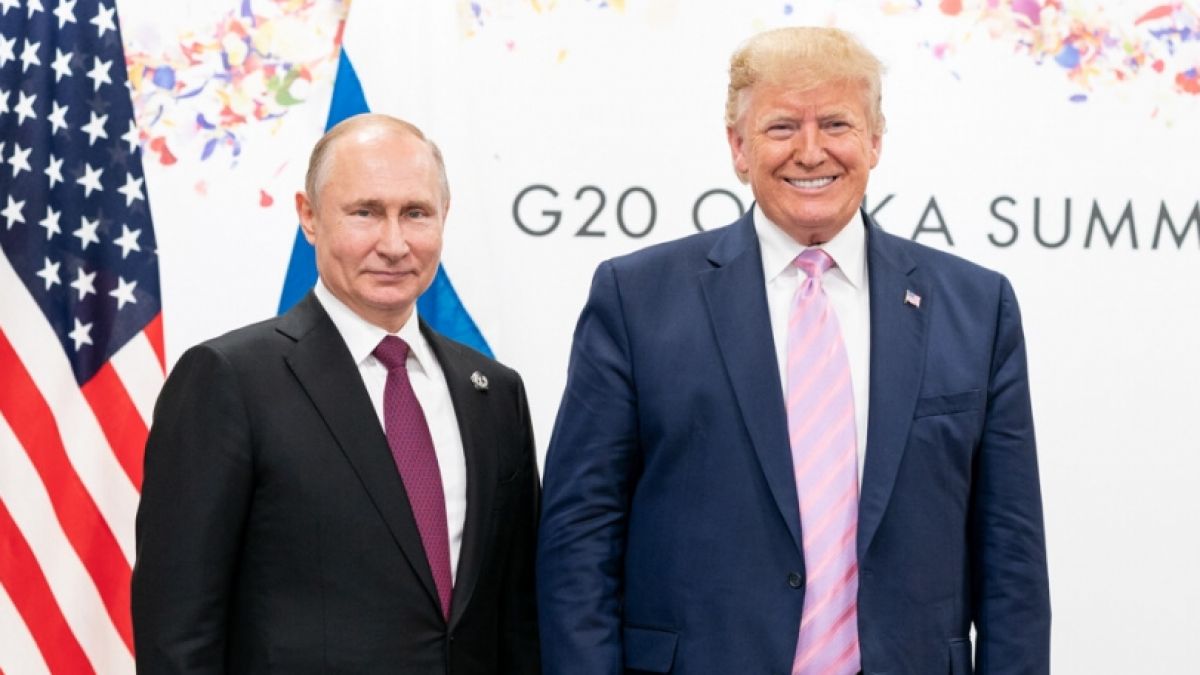 Wladimir Putins (links) Atomkreuzer berd&auml;ngt jetzt Donald Trump. (Foto)
