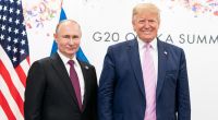 Wladimir Putins (links) Atomkreuzer berdängt jetzt Donald Trump.