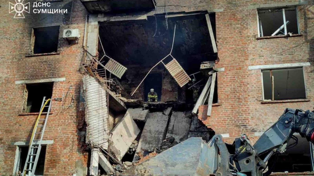 Auf diesem vom ukrainischen Katastrophenschutz zur Verf&uuml;gung gestellten Foto r&auml;umt ein Rettungsarbeiter die Tr&uuml;mmer eines Wohnhauses weg, das nach einem russischen Angriff auf Konotop in der Ukraine besch&auml;digt wurde (Foto vom 20.05.2026). (Foto)