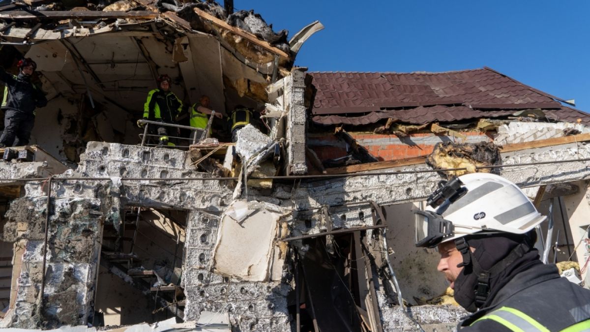 Rettungskr&auml;fte arbeiten in einem besch&auml;digten Geb&auml;ude nach einem russischen Luftangriff (Foto vom 19.05.2026). (Foto)