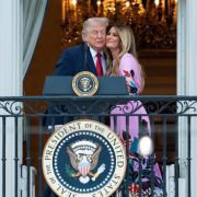 Trump-Pleite vor laufenden Kameras – Melania weicht Kuss aus (Foto)