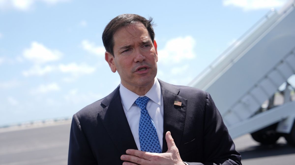 Au&szlig;enminister Marco Rubio spricht zur Presse, bevor er auf dem Luftwaffenst&uuml;tzpunkt Homestead an Bord seines Flugzeugs geht. (Foto)