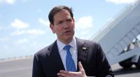 Außenminister Marco Rubio spricht zur Presse, bevor er auf dem Luftwaffenstützpunkt Homestead an Bord seines Flugzeugs geht.
