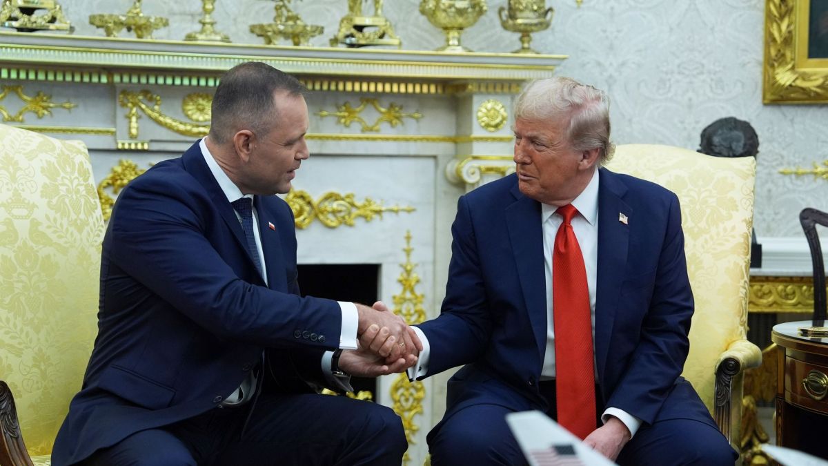 US-Pr&auml;sident Donald Trump (r) sch&uuml;ttelt die Hand des polnischen Pr&auml;sidenten Karol Nawrocki w&auml;hrend eines Treffens im Oval Office des Wei&szlig;en Hauses. (Foto)