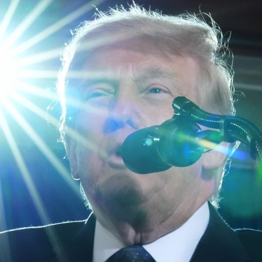 Trump als tanzender Müllmann - er entsorgt einen 
