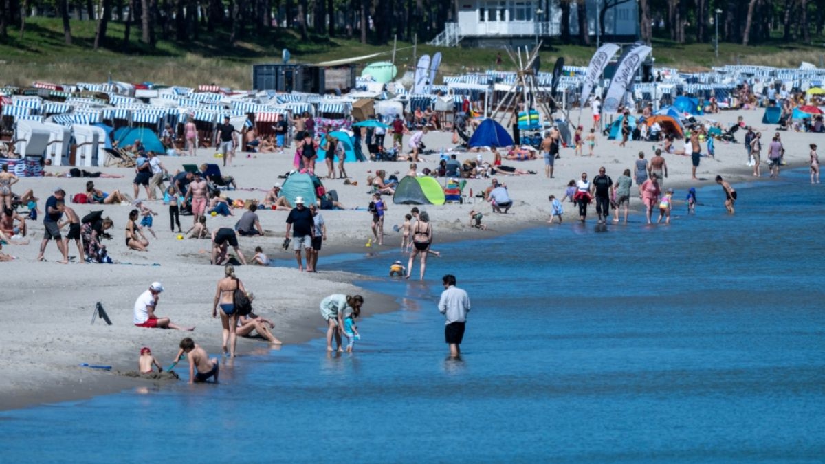 Das warme Wetter lockt die Menschen ans Meer. Wie hier am Ostseestrand der Insel R&uuml;gen. (Foto)