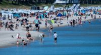 Das warme Wetter lockt die Menschen ans Meer. Wie hier am Ostseestrand der Insel Rügen.