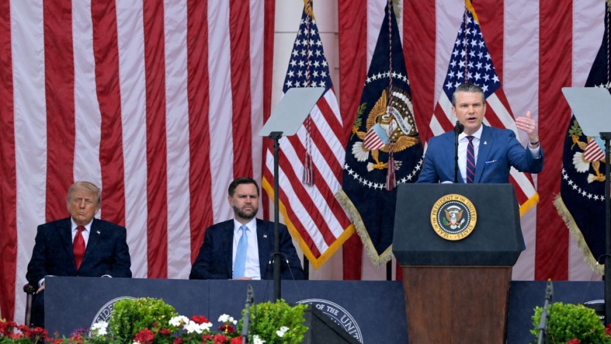 US-Verteidigungsminister Pete Hegseth h&auml;lt am Memorial Day auf dem Arlington National Cemetery eine Ansprache, w&auml;hrend Donald Trump vor M&uuml;digkeit die Augen zufallen. (Foto)