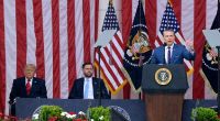 US-Verteidigungsminister Pete Hegseth hält am Memorial Day auf dem Arlington National Cemetery eine Ansprache, während Donald Trump vor Müdigkeit die Augen zufallen.