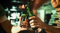Alkohol schadet dem Gehirn - je häufiger man zur Flasche greift, desto höher das Risiko für bleibende Schäden.