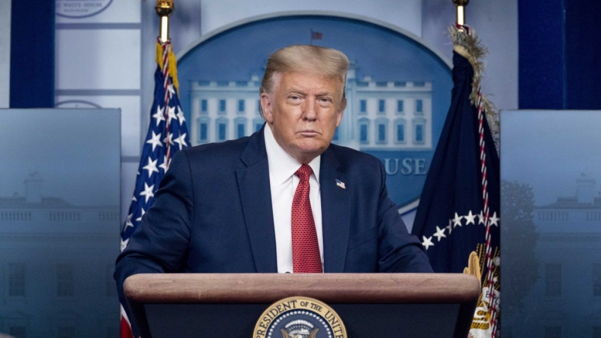Spott um Trumps neues Smartphone: Journalist zerrei&szlig;t goldenes Handy im TV (Foto)
