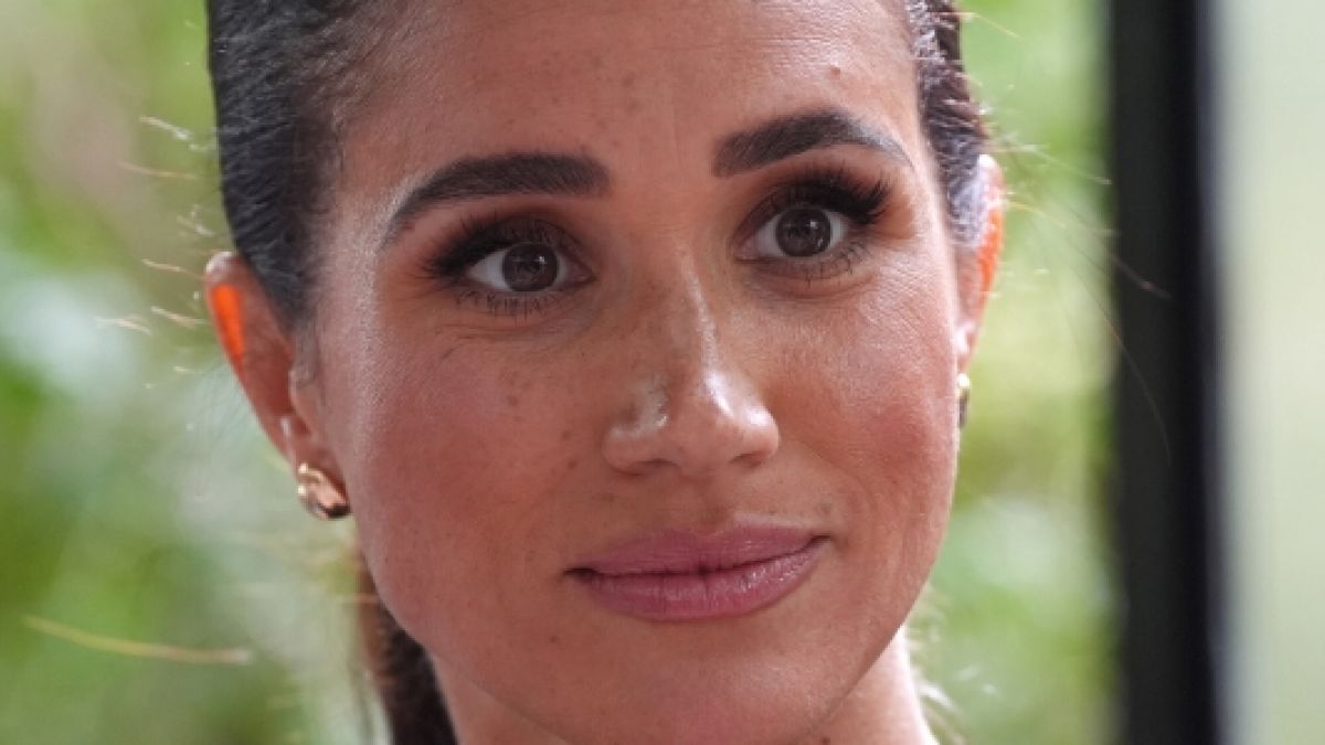 Meghan Markle hat sich mit ihrem neuesten Instagram-Werbeclip keinen Gefallen getan und den sch&ouml;nen Schein mit einem blamablen Fehler ruiniert. (Foto)