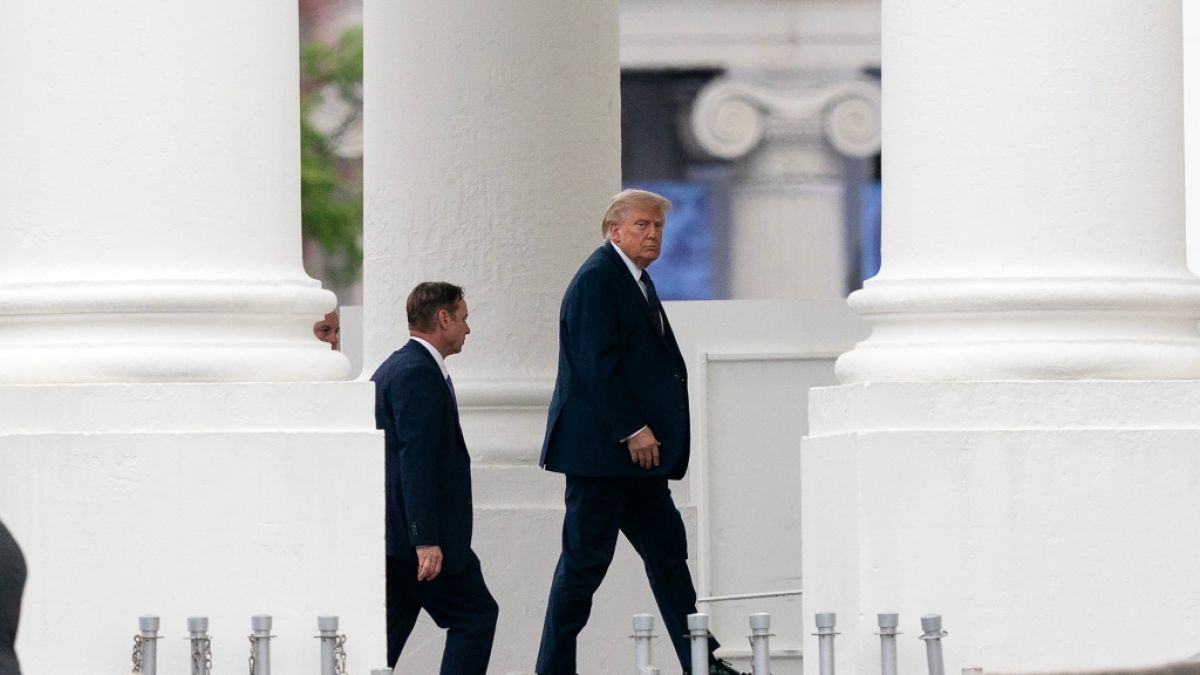 Donald Trump inspizierte die S&auml;ulen am Wei&szlig;en Haus zuletzt ganz genau. (Foto)