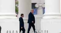 Donald Trump inspizierte die Säulen am Weißen Haus zuletzt ganz genau.