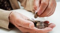 Pensionäre erhalten im Schnitt doppelt so viel Geld wie Rentner.