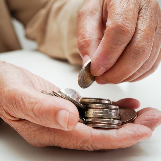 Pensionäre erhalten im Schnitt doppelt so viel Geld wie Rentner.