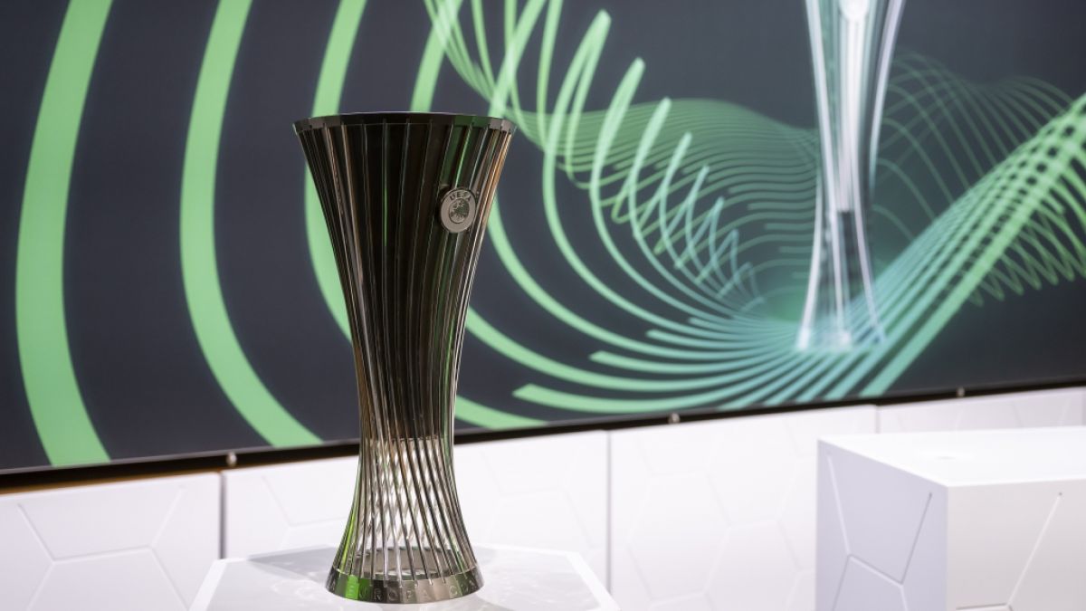 Crystal Palace und Rayo Vallecano k&auml;mpfen am 27. Mai im Finale der UEFA Conference League in Leipzig um diesen Pokal. (Foto)