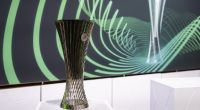 Crystal Palace und Rayo Vallecano kämpfen am 27. Mai im Finale der UEFA Conference League in Leipzig um diesen Pokal.