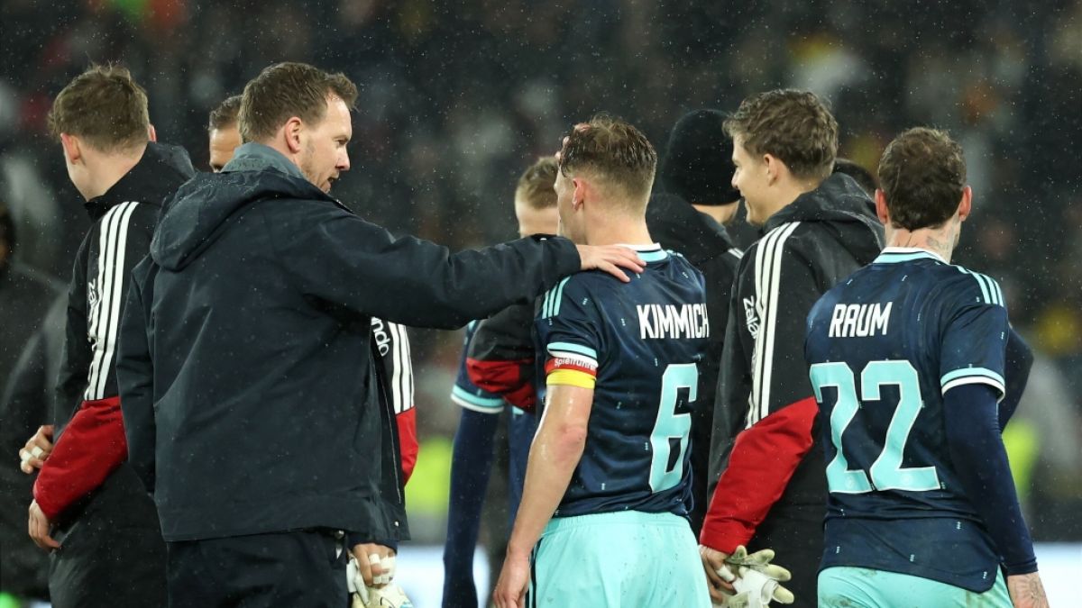 Bundestrainer Julian Nagelsmann (l.) und DFB-Kapit&auml;n Joshua Kimmich (Mitte) wollen vor der WM erfolgreiche Testspiele gegen Finnland und die USA bestreiten. (Foto)