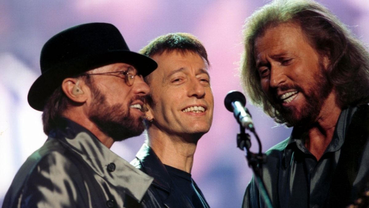 Barry Gibb (re.), der mit seinen Br&uuml;dern Maurice und Robin die legend&auml;ren "Bee Gees" gr&uuml;ndete, wurde in einer geschmacklosen Falschmeldung f&uuml;r tot erkl&auml;rt. (Foto)