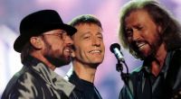 Barry Gibb (re.), der mit seinen Brüdern Maurice und Robin die legendären 