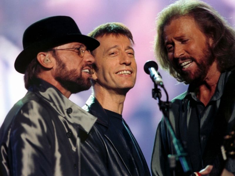 Barry Gibb für tot erklärt: Todeswirbel um "Bee Gees"-Sänger erschüttert das Netz
