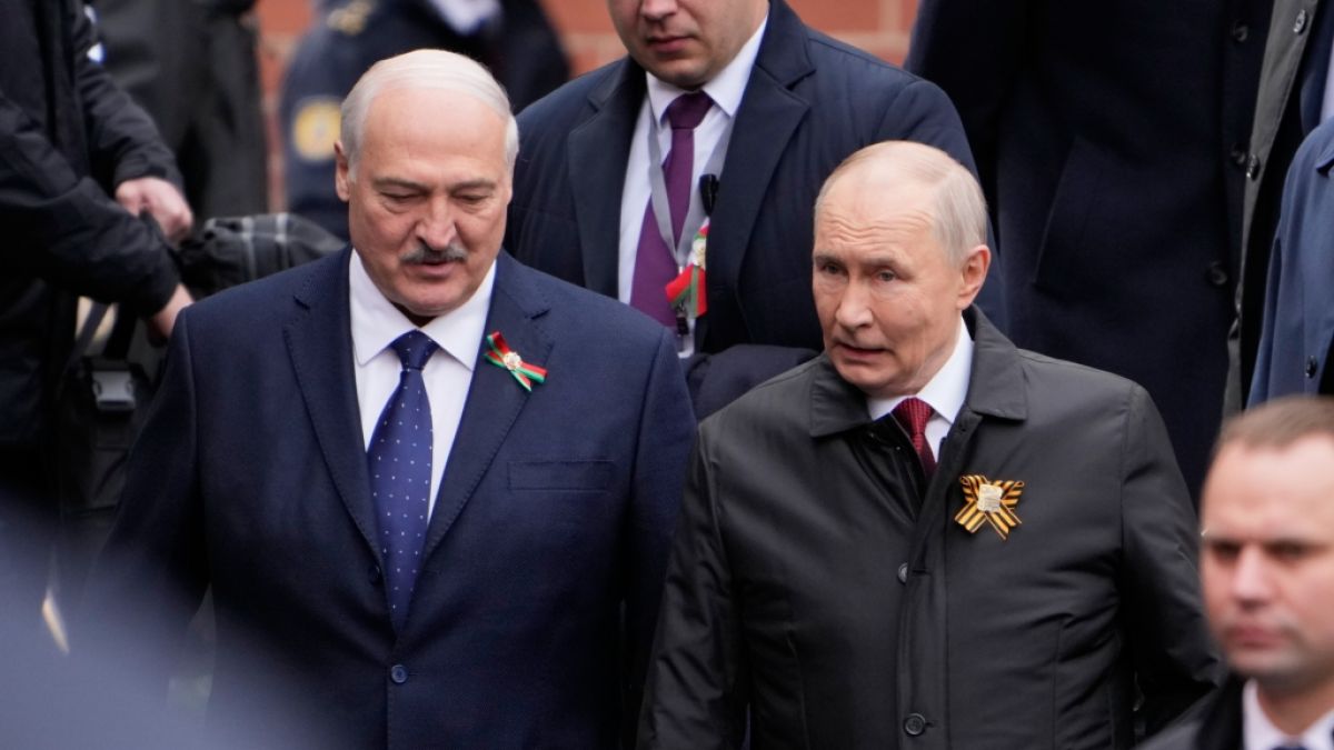 Der wei&szlig;russische Pr&auml;sident Alexander Lukaschenko (l.) und der russische Pr&auml;sident Wladimir Putin nehmen an der Milit&auml;rparade zum Tag des Sieges in Moskau teil. (Foto)