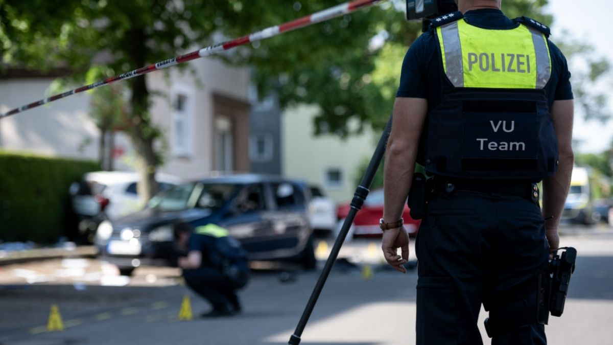 Ein Polizist sichert nach einem schweren Autounfall in Dinslaken die Unfallstelle. (Foto)