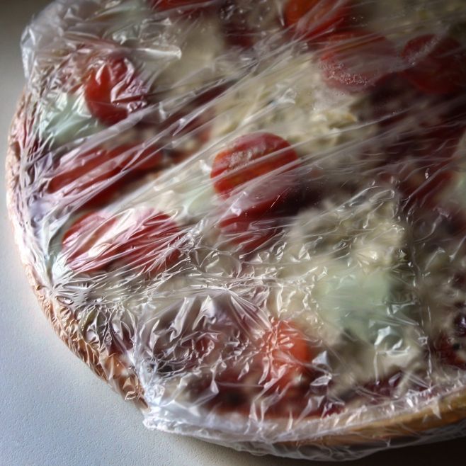 Rewe warnt aktuell vor dem Verzehr von Tiefkühlpizza (Symbolbild).