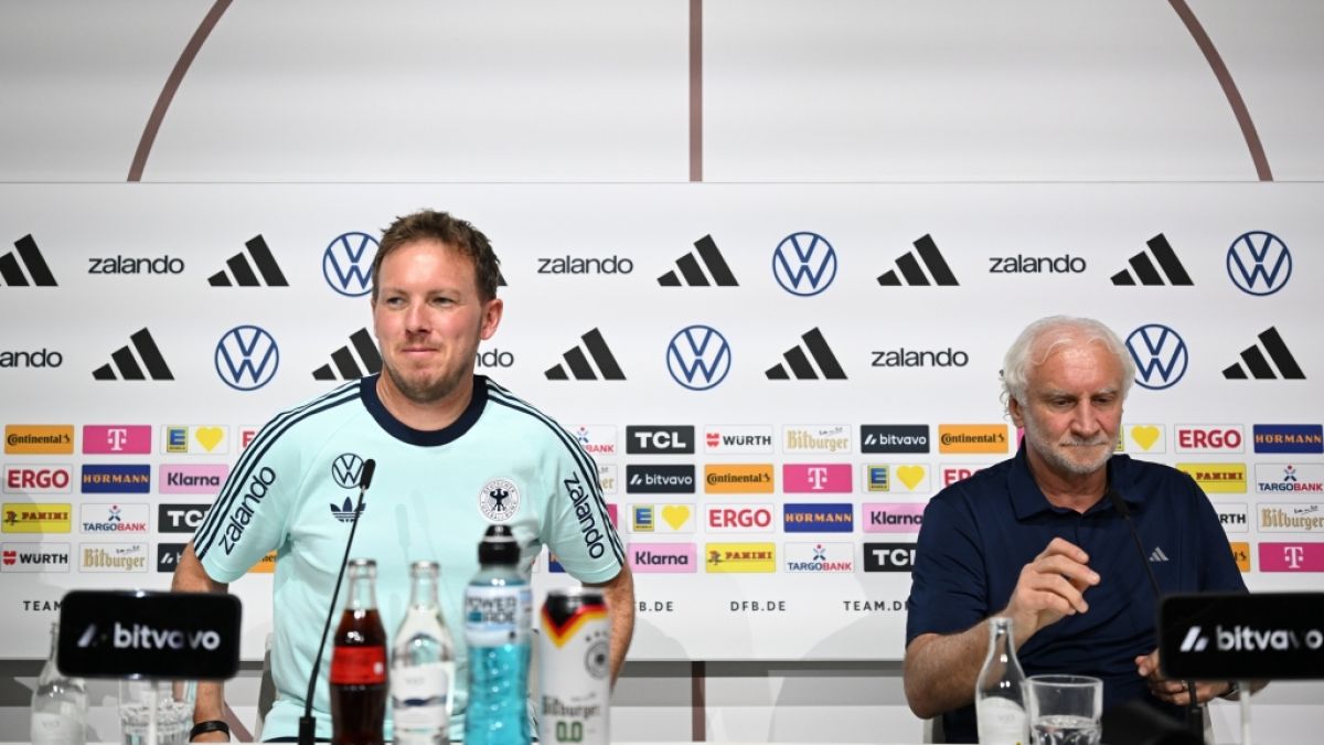 Bundestrainer Julian Nagelsmann (l.) und DFB-Sportdirektor Rudi V&ouml;ller (r.) bei der Auftakt-Pressekonferenz zur Fu&szlig;ball-WM 2026. (Foto)
