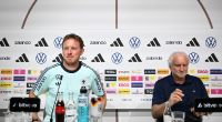 Bundestrainer Julian Nagelsmann (l.) und DFB-Sportdirektor Rudi Völler (r.) bei der Auftakt-Pressekonferenz zur Fußball-WM 2026.