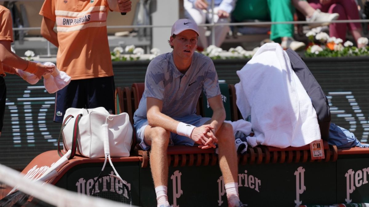 Topfavorit Jannik Sinner ist bei den French Open auf dramatische Weise in Runde 2 ausgeschieden. (Foto)