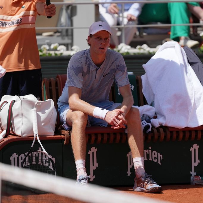 Topfavorit Jannik Sinner ist bei den French Open auf dramatische Weise in Runde 2 ausgeschieden.