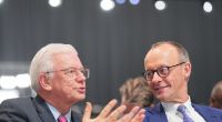 Roland Koch im Gespräch mit Friedrich Merz.