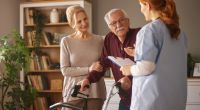 Die Pflege im eigenen Zuhause ist aktuell der häufigste Fall - oft mit Unterstützung durch Pflegedienste.