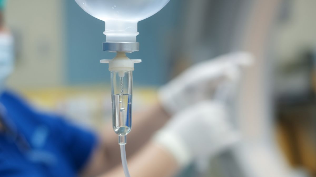 Mittels einer Infusion soll ein Risiko-Gen in der Leber deaktiviert werden. (Foto)