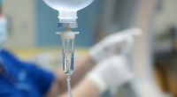 Mittels einer Infusion soll ein Risiko-Gen in der Leber deaktiviert werden.