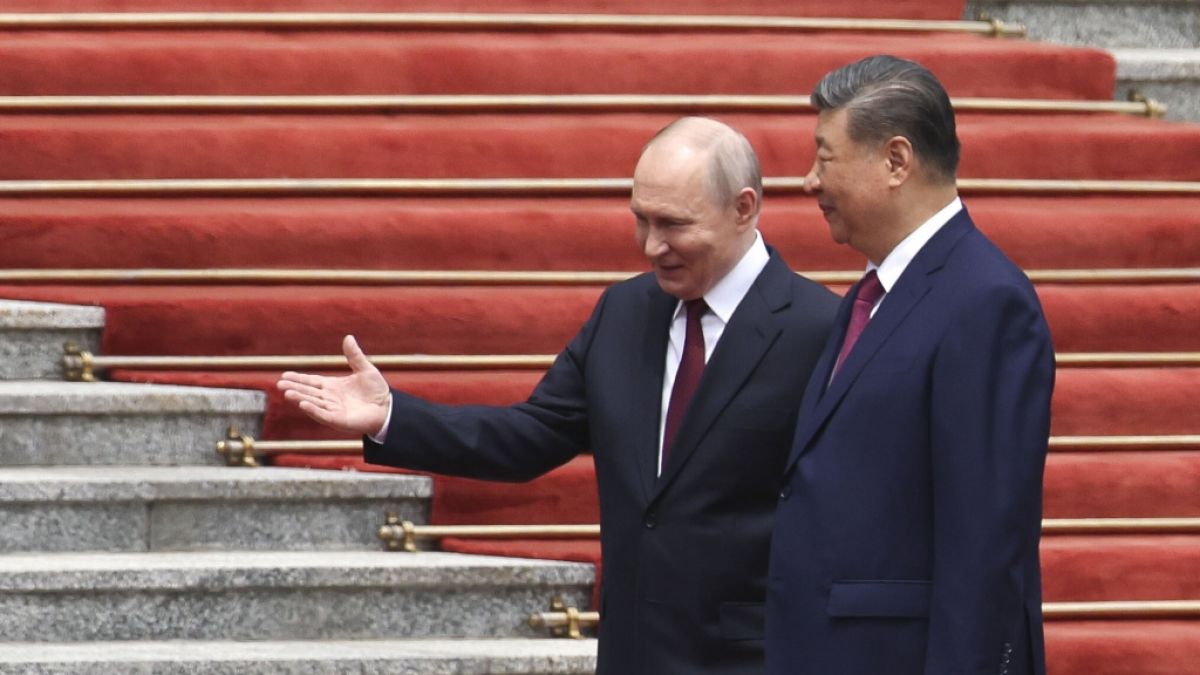 Wladimir Putin (l.) und Chinas Pr&auml;sident Xi Jinping (r.) sind Verb&uuml;ndete. Experten warnen, dass sie bald gemeinsam einen Krieg gegen den Westen f&uuml;hren k&ouml;nnten. (Foto)