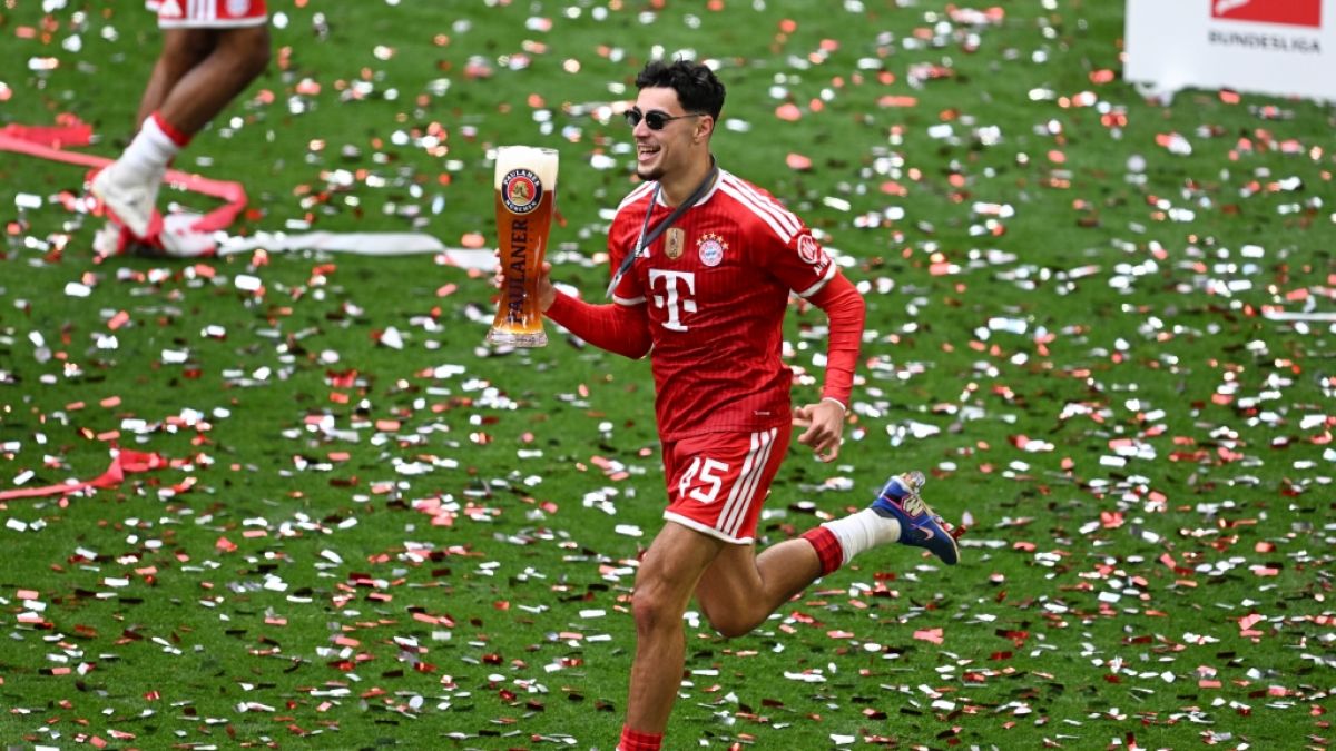 Aleksandar Pavlovic durfte 2026 erneut die Deutsche Meisterschaft mit dem FC Bayern M&uuml;nchen feiern. (Foto)