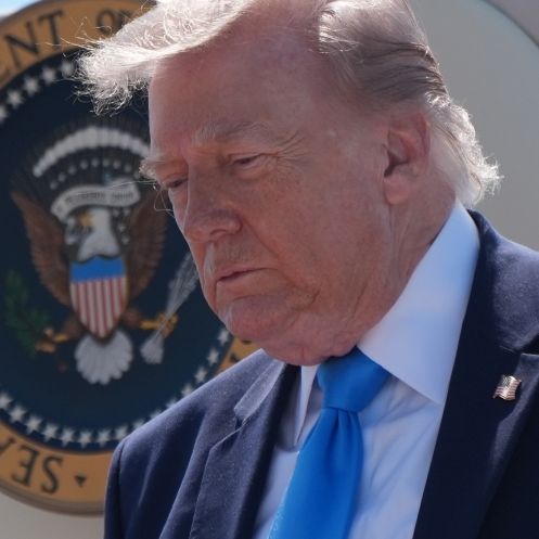 Während Iran-Raketen US-Soldaten treffen, schleicht sich Trump auf den Golfplatz