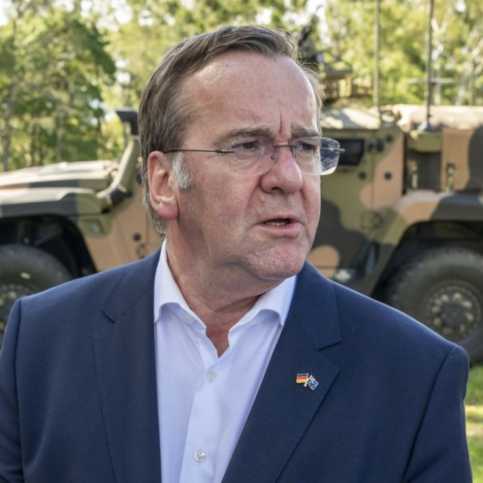 Verteidigungsminister laut Gutachten des Rechtsbruchs verdächtig
