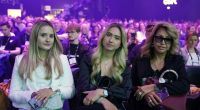 Davina (l.) und Shania Geiss (m.) mit Mama Carmen.