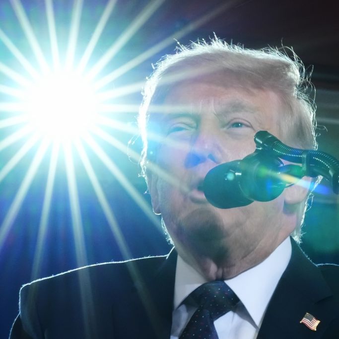 Donald Trump teilt nachts gegen seine Gegner aus.