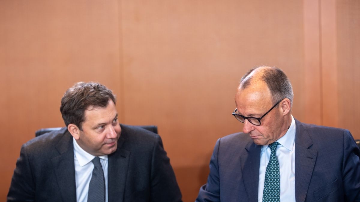 Die Parteien von SPD-Finanzminister Lars Klingbeil (l.) und CDU-Bundeskanzler Friedrich Merz (r.) erleiden in einer aktuellen Umfrage erneut deutliche Verluste. (Foto)