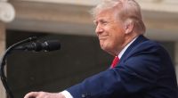 Donald Trump bekommt zu seinem Geburtstag eine Käfigschlacht.