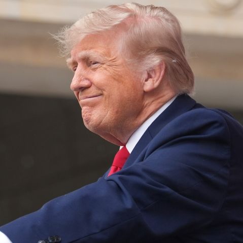 Donald Trump bekommt zu seinem Geburtstag eine Käfigschlacht.