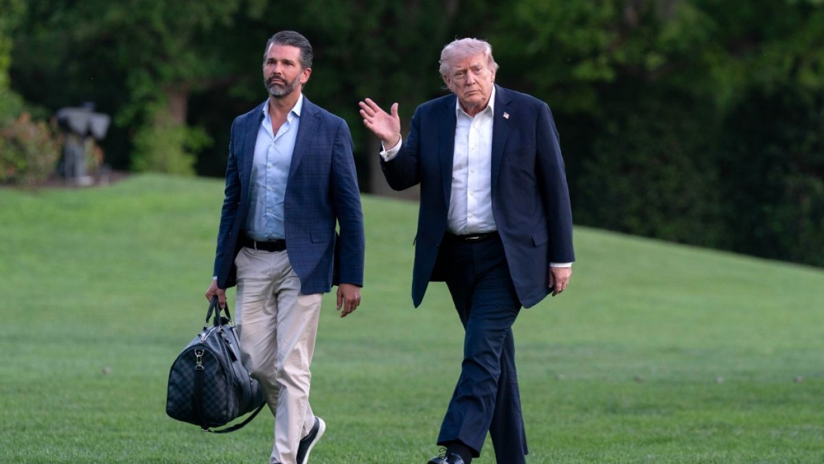 Donald Trump Jr., hier neben seinem Vater Donald Trump, ist wieder in den Hafen der Ehe eingelaufen und nun mit Bettina Anderson verheiratet. (Foto)