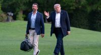 Donald Trump Jr., hier neben seinem Vater Donald Trump, ist wieder in den Hafen der Ehe eingelaufen und nun mit Bettina Anderson verheiratet.