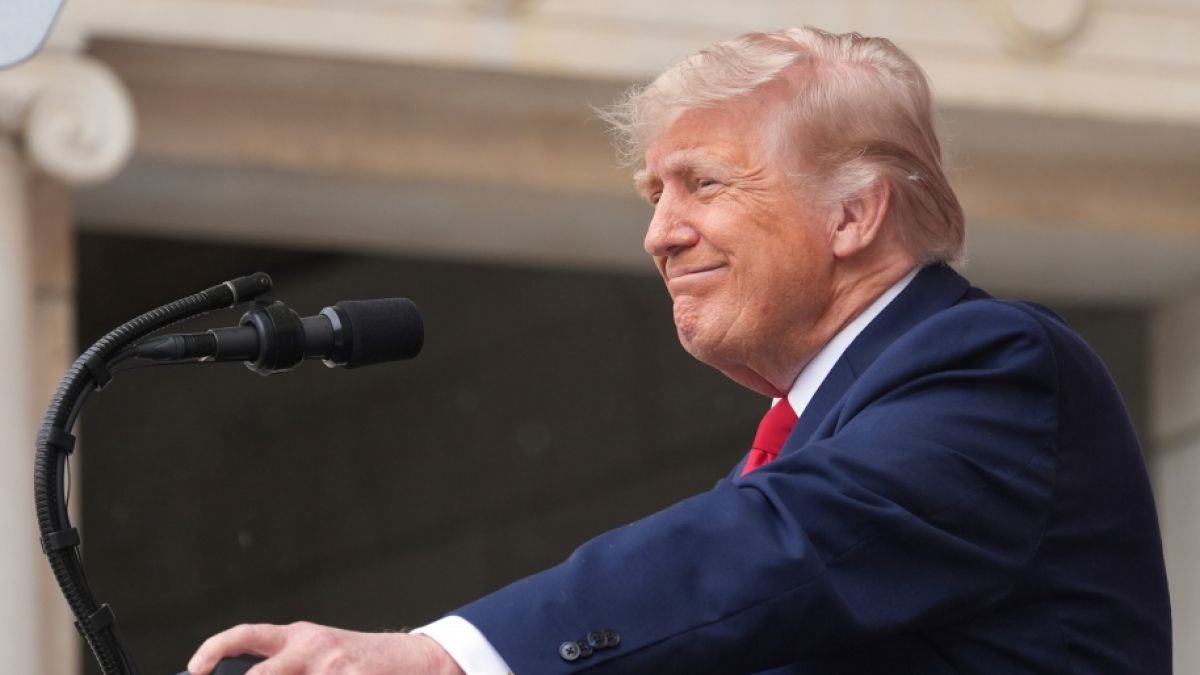 Donald Trump (Foto) driftet seinem Biografen zufolge weiter ab. (Foto)